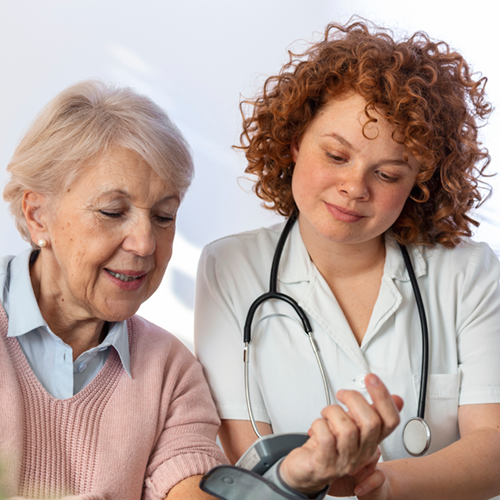 cuidador-que-mide-la-presion-arterial-de-una-anciana-en-casa-amable-cuidador-que-mide-la-presion-arterial-de-una-anciana-feliz-en-la-cama-en-el-hogar-de-ancianos